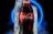 Μπουκάλι Coca Cola με σταγόνες δροσιάς μπροστά από πάγο και μπλε φωτισμό σε σκούρο φόντο